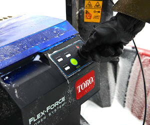 Image of hand turning the knob to start the Toro eSnowMaster snow blower