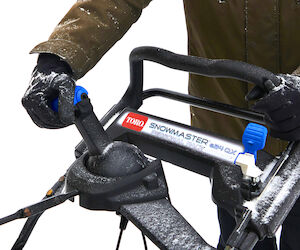 Image of hand on the quick stick chute control lever on the Toro eSnowMaster snowblower