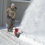 Dans 45 cm de neige mouillée ❄️ Pelle à neige électrique