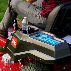 Image of the cup holder with a bottle of water in it on the Toro eTimeMaster