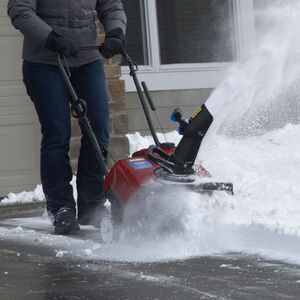スノー The Toro Clear 518 ZE single stage Snow Blower features an