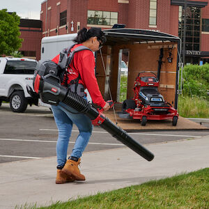 Battery backpack outlet leaf blower